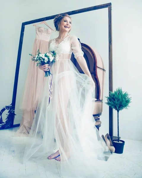 Sposa felice in abito boudoir in piedi nella spaziosa camera d'albergo — Foto Stock