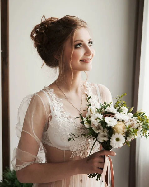 Fecha. jovem mulher feliz com buquê no dia do seu casamento — Fotografia de Stock