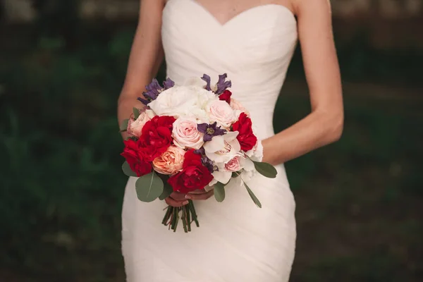 Närbild .bröllop bukett i händerna på bruden. — Stockfoto