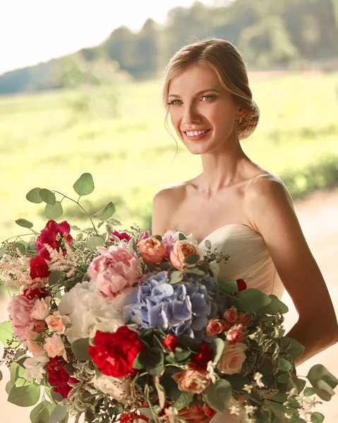 Retrato de la novia feliz sobre fondo borroso Parque  . —  Fotos de Stock