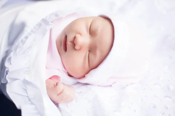 Doe dicht. pasgeboren baby verpakt in witte deken — Stockfoto