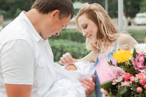 Vicino. genitori felici con neonato — Foto Stock