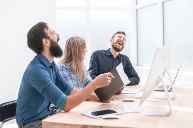 bir grup iş adamı mali belgeleri tartışıyor