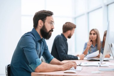 Kapat. Ofiste çalışan ciddi bir iş adamı..