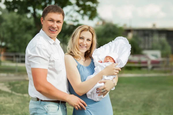 Щаслива подружня пара дивиться на свою новонароджену дитину — стокове фото