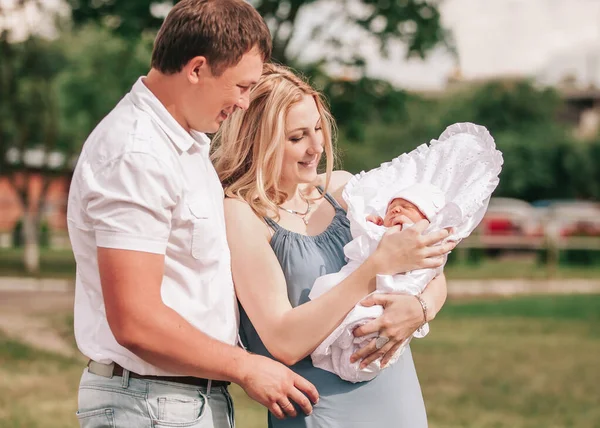 Retrato de una feliz pareja casada con su bebé recién nacido . — Foto de Stock