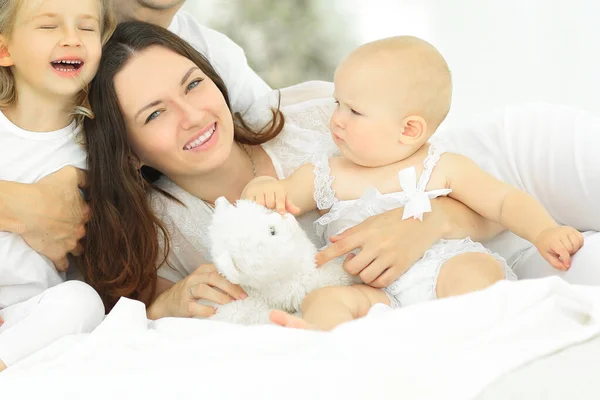 Imagen de fondo de una familia joven y feliz —  Fotos de Stock