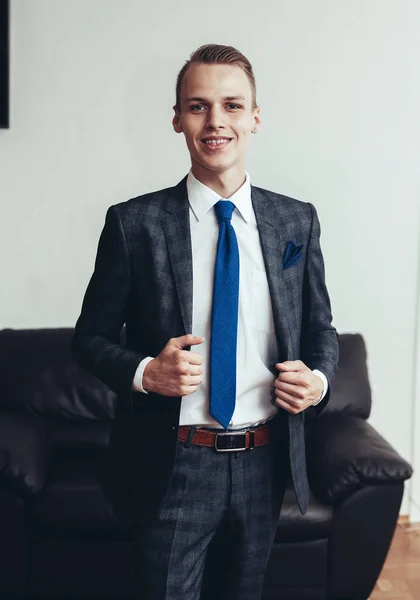 Portret odnoszącego sukcesy młodego człowieka w garniturze biznesowym — Zdjęcie stockowe