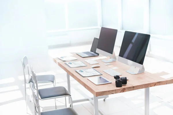 Computadores e documentos em uma mesa em um escritório vazio — Fotografia de Stock