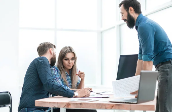 Cliente haciendo preguntas al empleado del Banco . — Foto de Stock