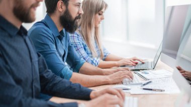 gelen bilgileri analiz etmek için bilgisayarı kullanan grup çalışanları
