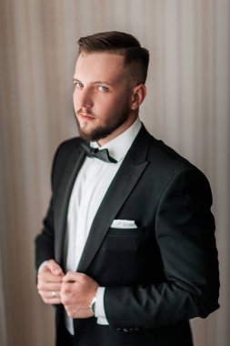 Kapat. Ceketini ilikleyen ciddi bir adam..