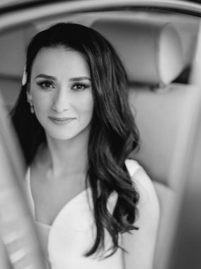 Kapat. Mutlu gelin şık bir arabada oturuyor.