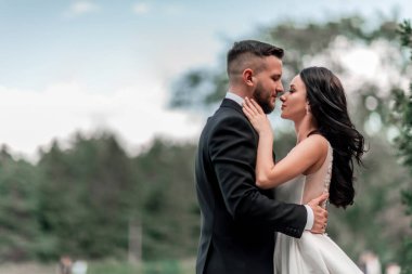 Kapat. Gelin ve damat Parktaki yolda duruyorlar..