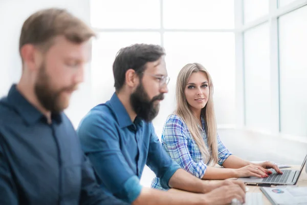 Dipendenti lavorano insieme in un ufficio moderno — Foto Stock