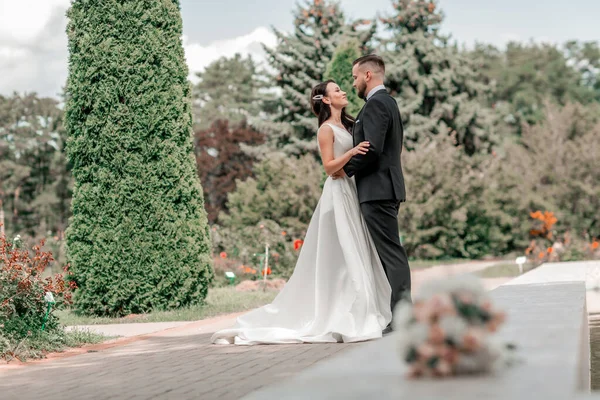 Loving couple of newlyweds standing in city Park — Stock Photo, Image