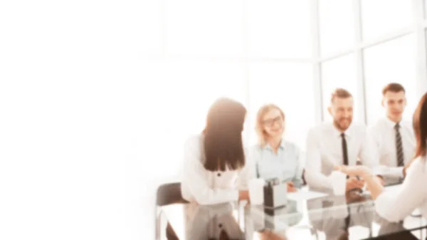 Imagen borrosa para el texto publicitario. foto con espacio de copia. grupo de gerentes de recursos humanos entrevistan a una joven candidata — Foto de Stock