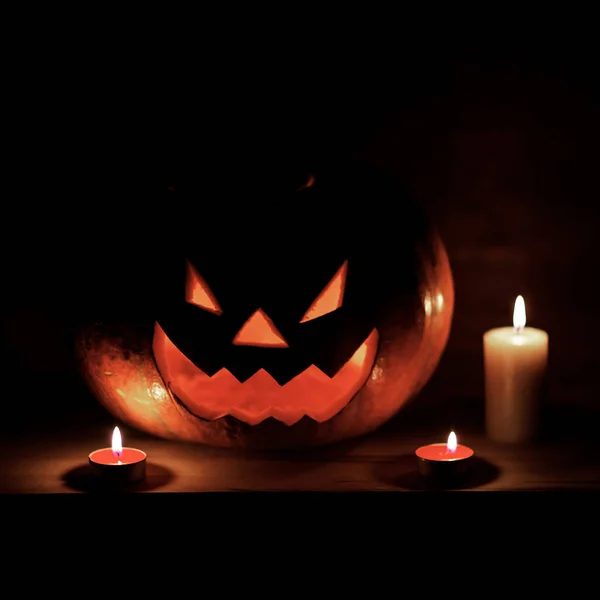 Svíčky a dýně na Halloween v stísněné místnosti — Stock fotografie