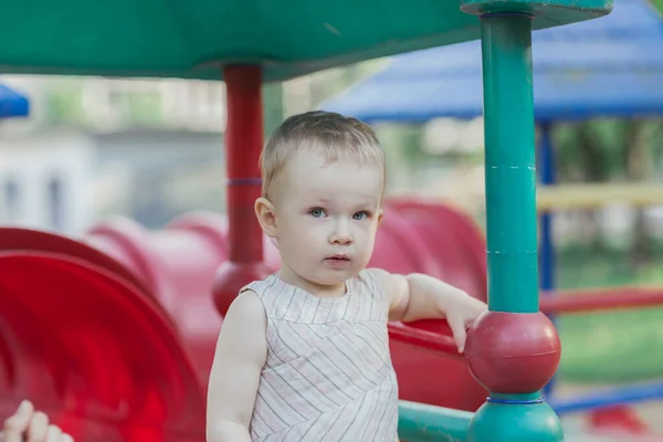 Close up.portrait de cute menina no Playground fundo — Fotografia de Stock