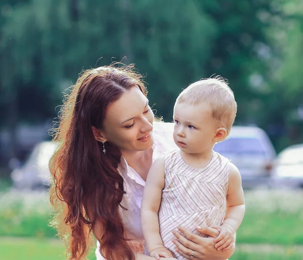 Mutter mit ihrer kleinen Tochter beim Spaziergang an einem Sommertag — Stockfoto