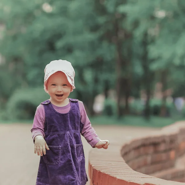Glad liten flicka på en promenad nära fontänen — Stockfoto