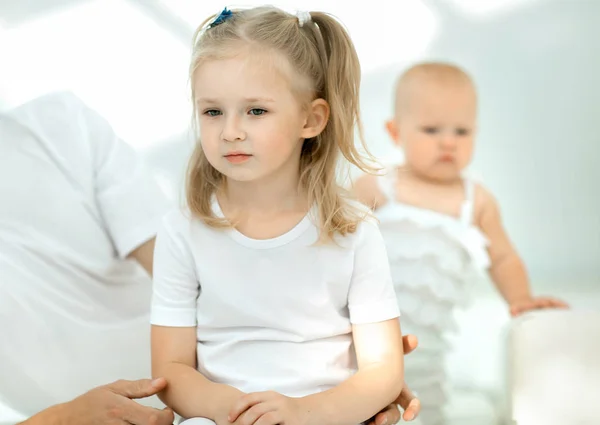 Gros plan. Papa parle à sa petite fille. concept de parentalité — Photo