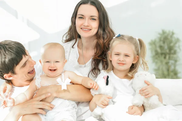 Primer plano. Retrato de una familia feliz. concepto de felicidad familiar — Foto de Stock