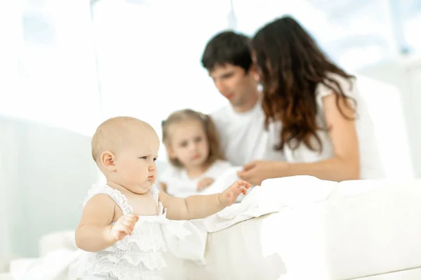 Pequeño bebé sobre fondo borroso de la familia.foto con copia —  Fotos de Stock