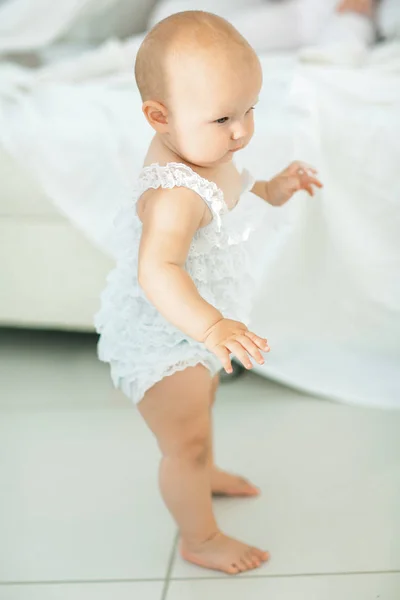 Leuke glimlachende babymeisje leren om te lopen — Stockfoto