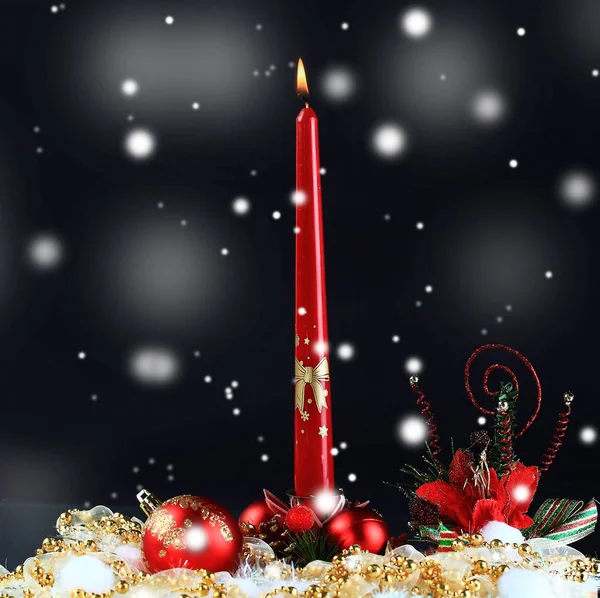 Рождественская свеча на праздничном фоне. фото с копировальным местом — стоковое фото