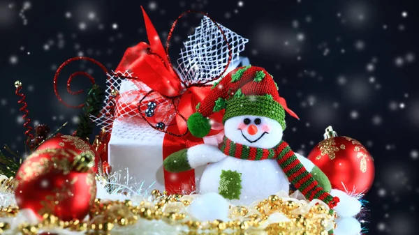 Zblízka. veselé sněhulák na pozadí vánoční dárky — Stock fotografie