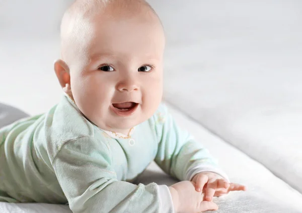 Gros plan portrait d'un joli petit bébé sur fond flou . — Photo