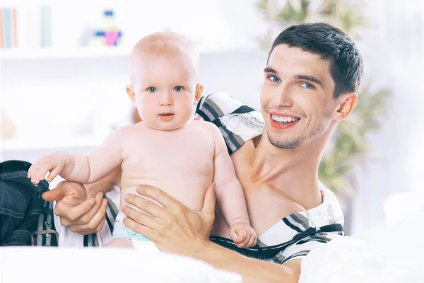 Padre joven jugando con el niño en el sofá — Foto de Stock