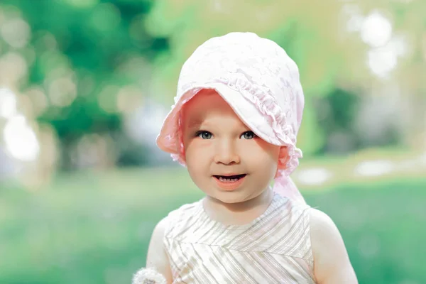 Doe dicht. portret van een mooi klein in panama-hoed — Stockfoto