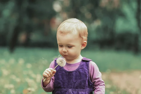 Retrato de uma menina bonito em um fundo turvo da natureza — Fotografia de Stock