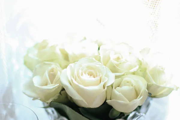 Tres rosas rojas en un jarrón de cristal . — Foto de Stock