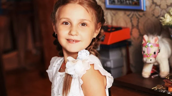 Primer plano. retrato de hermosa niña en las vacaciones — Foto de Stock