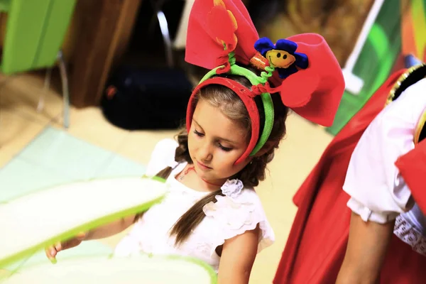 Menina feliz em uma festa das crianças — Fotografia de Stock