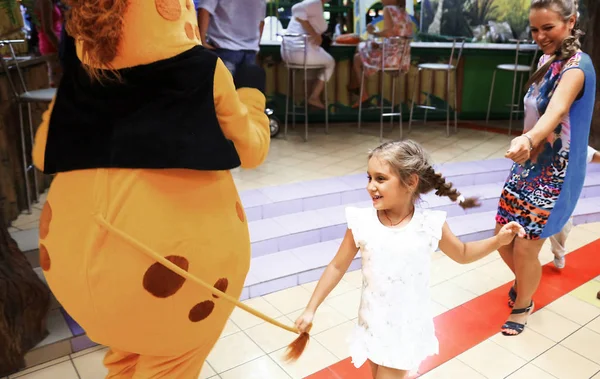 Família feliz celebrando um triunfo no centro de entretenimento — Fotografia de Stock