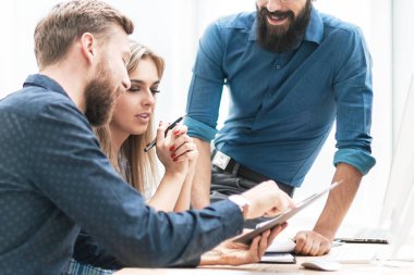 Kapat. Bir grup iş adamı yeni bir girişim için fikirleri tartışıyor.