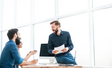 İşadamı masada oturmuş bir belge okuyor..