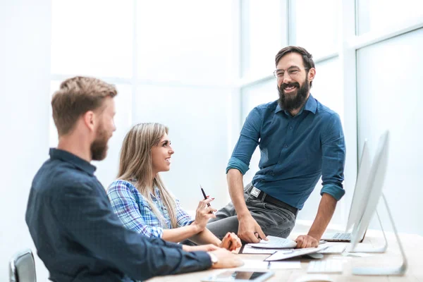 Nahaufnahme. eine Gruppe von Geschäftsleuten diskutiert Ideen für ein neues Start-up — Stockfoto