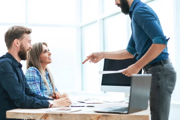 Lächelnder Mann erklärt, dass die Mitarbeiter der Bank — Stockfoto