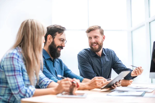 Grupo de diseñadores discutiendo un nuevo proyecto . — Foto de Stock