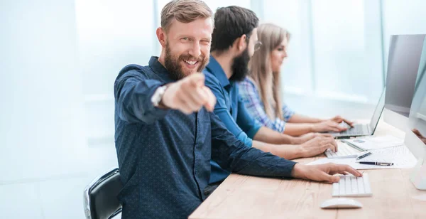 Glad anställd sitter på kontoret Skrivbord och pekar på dig. — Stockfoto