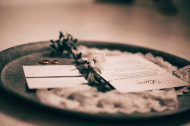 Düğün davetiyelerini ve alyansları gümüş tepside kapat.