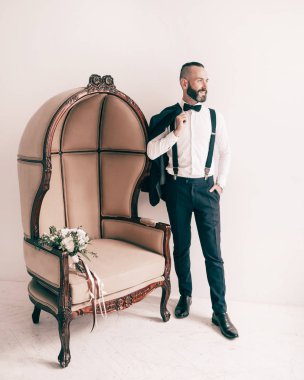 Omzunda ceketi olan zarif bir adam.