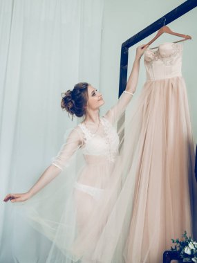 Gelin düğün için elbisesine bakıyor..