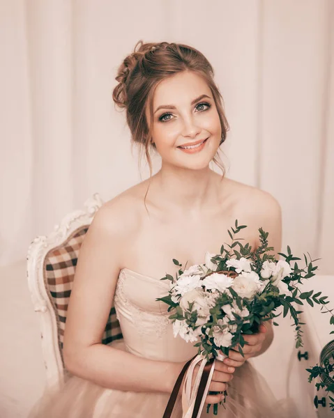 Porträt der Braut mit einem Brautstrauß. — Stockfoto