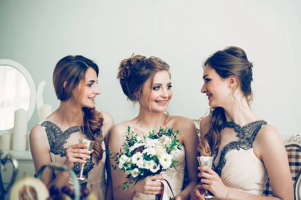 Retrato de amigos felices antes de la ceremonia de boda — Foto de Stock